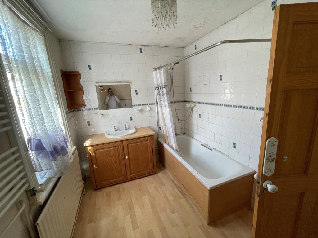 Lot: 144 - END-TERRACE PROPERTY ARRANGED AS THREE-BEDROOM HOUSE - Bathroom with bath and hand basin